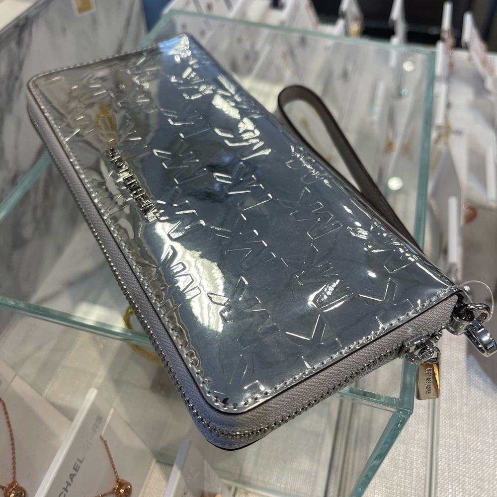 MICHAEL KORS Jet Set Larg Patent Logo Debossed Continental Wallet Wristlet Phone - Picture 15 of 16